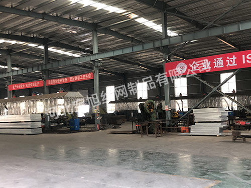 鋼格板沖床截料設備.jpg